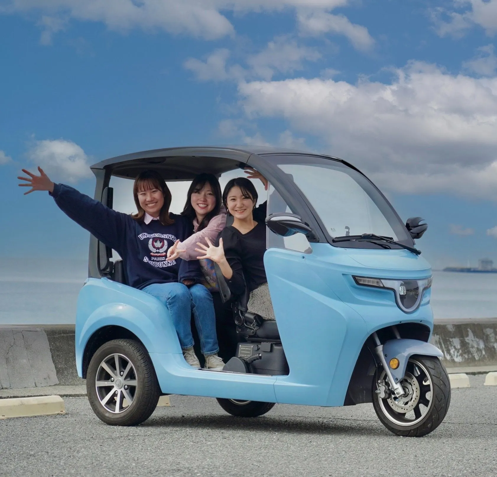 3人乗りのトゥクトゥクの画像